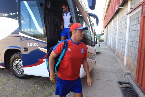 Pese al coronavirus, 120 policías llegan al Carlos Miranda sin protección; silencio total en el Motagua-Olimpia