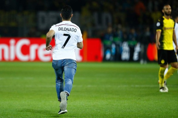 NO VISTE EN TV: La sorpresa de espontáneo a Cristiano y jugador del Dortmund que lo abrazó&nbsp;&nbsp;