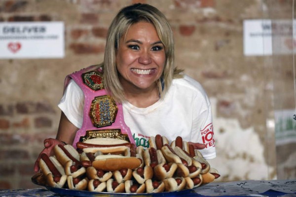 Se devoró 48 en 10 minutos: ¿Quién es? la mujer con el récord mundial de más hot dogs comidos&nbsp;&nbsp;