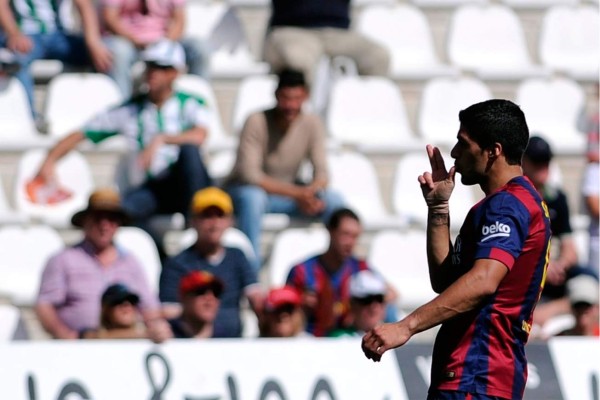 Barcelona demolió por 8 a 0 al Córdoba y se aferra al título .