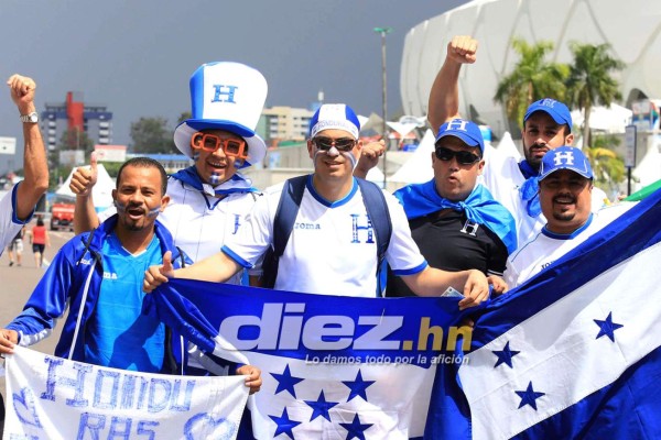 Hondureños y suizos ponen la fiesta en Manaus.