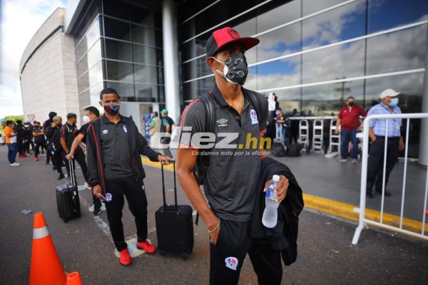 ¡Cánticos y nuevo look! La partida de Olimpia rumbo a Orlando para enfrentar al Montreal Impact