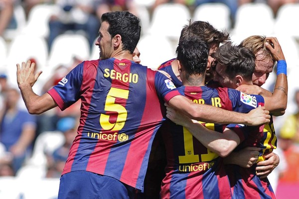 Barcelona demolió por 8 a 0 al Córdoba y se aferra al título .