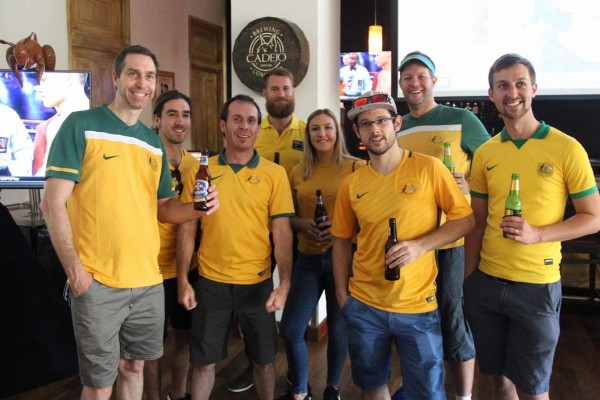 FOTOS: Con cerveza en mano y bailando punta, así la pasaron los australianos en Honduras