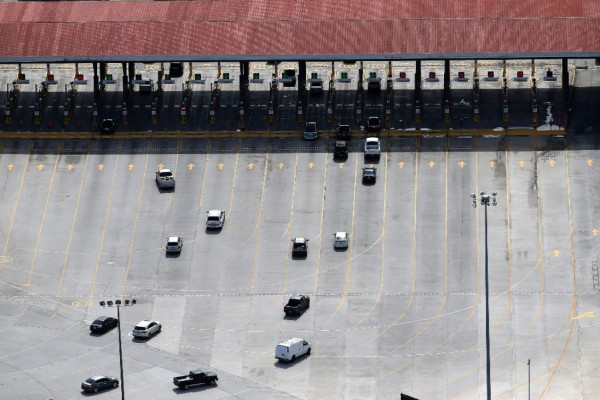 El mundo al revés: Mexicanos bloquean frontera para que no entren estadounidenses