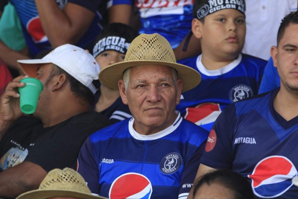 ¡Ambientazo! En Danlí se rinden ante Motagua y pintan de azul el Marcelo Tinoco