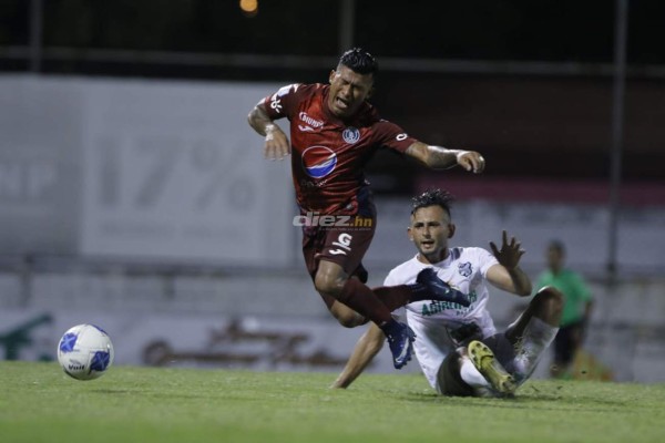 Futbolista sale mareado y vomitando, un portero improvisado y Omar Rosas con su espectacular festejo