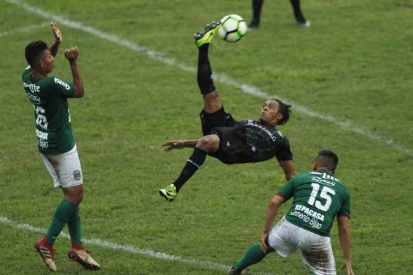 ¡NO SE VIO EN TV! Lindas chicas, la lluvia y la fiel afición en la jornada 13