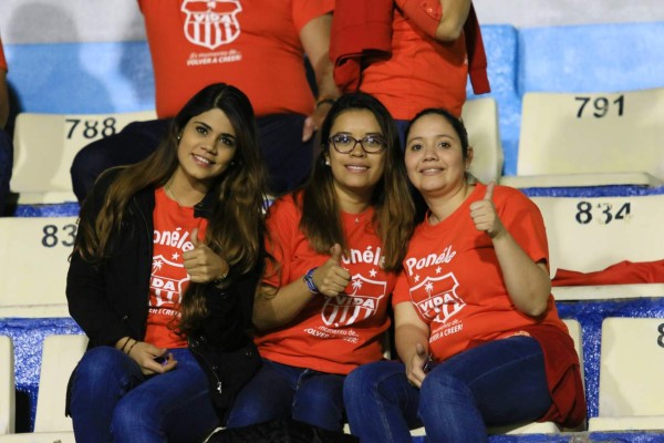 ¿Quién es la chica de rojo que engalanó el inicio de la jornada de Liga Nacional?