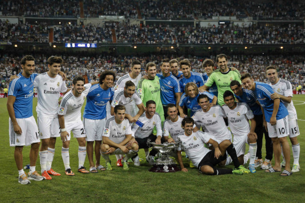 El Bernabéu rinde homenaje a una leyenda; Raúl González