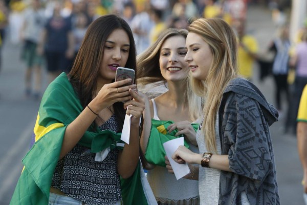 Bellas 'garotas' engalanan el Mineirao para juego Honduras-Corea