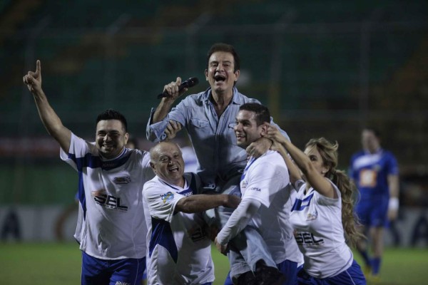 Las fotos inéditas de Salvador Nasralla de niño junto a su madre y en facetas de su vida profesional