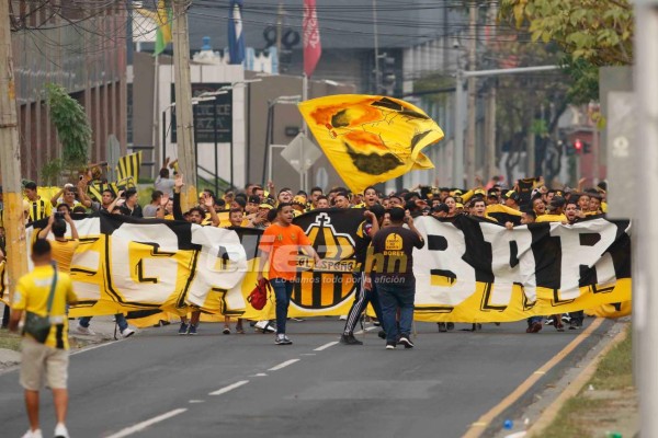 La Ultra Fiel y la Mega Barra le ponen color al clásico en el Morazán