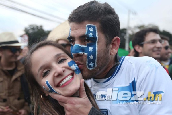 Aficionados hondureños ponen ambiente catracho en Brasil
