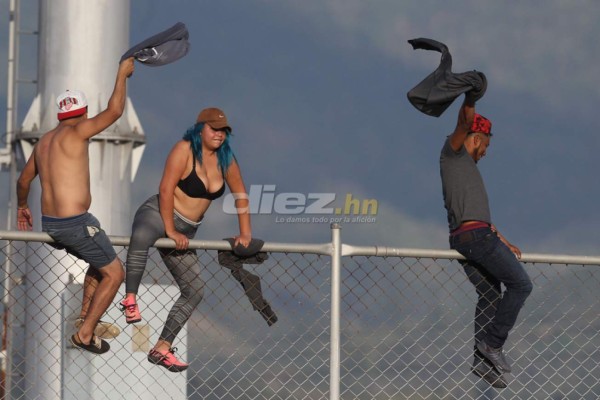 NO VISTE EN TV: Saludo a Vargas, aficionada queda en brasier y niño irrumpe el clásico