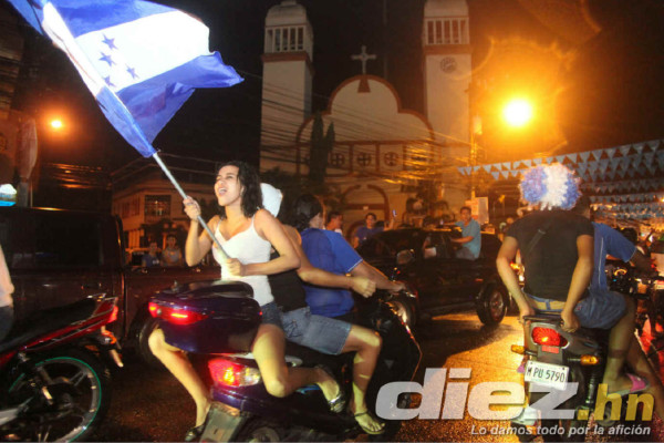 Hondureños celebrando clasificación al Mundial