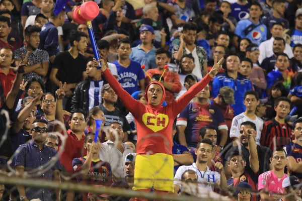 La afición de Motagua se luce al llenar el estadio Nacional
