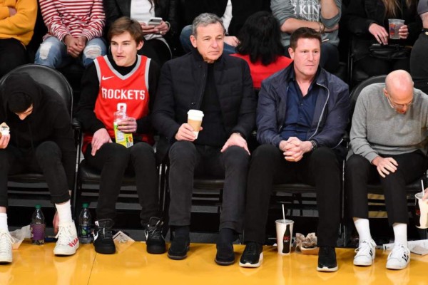 Rihanna, Denzel y todas las celebridades presentes en triunfo de los Lakers sobre Rockets