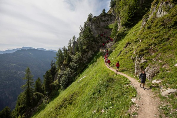 Madrugadas, sin celulares y duermen en cabañas: La extrema pretemporada del Augsburgo