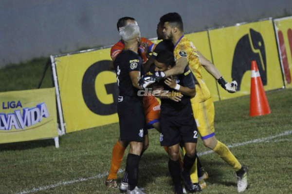 El fuerte calentón entre Rocca y Bengtson, la emotiva pancarta de Agámez y los golpes en El Progreso