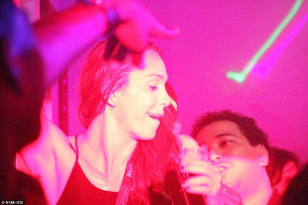 Escandalosas fotos de la fiesta de Usain Bolt ¡con una tercera mujer!