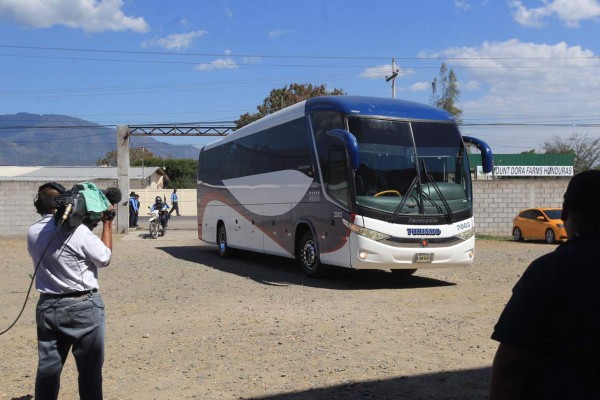 Pese al coronavirus, 120 policías llegan al Carlos Miranda sin protección; silencio total en el Motagua-Olimpia