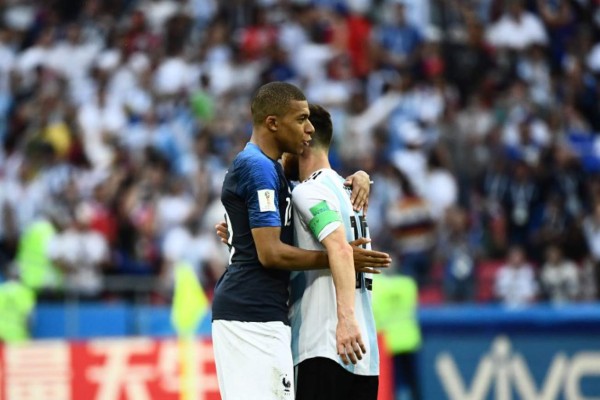 EN FOTOS: Pogba consoló a un Messi destrozado por eliminación en Rusia