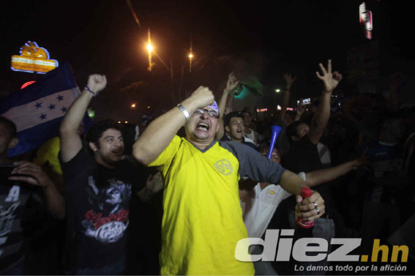 Hondureños celebrando clasificación al Mundial