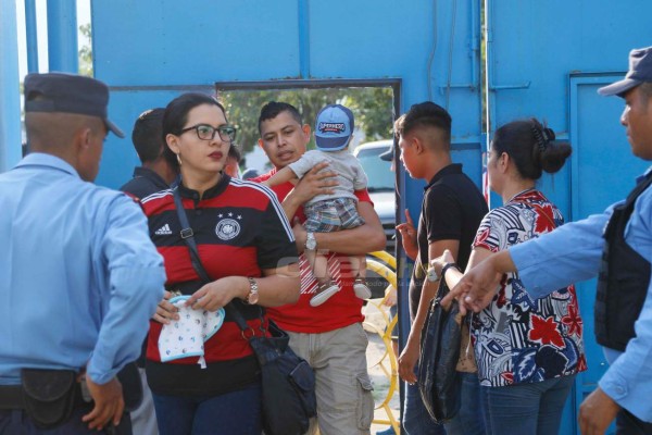 ¡Colorido ambiente! Afición del Olimpia regresa en familia a ver al León en el Olímpico