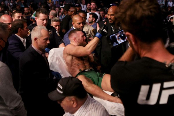 Espeluznantes imágenes: Así quedó la pierna de McGregor tras sufrir una fractura en la UFC