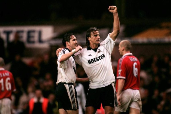 ¡22 menos! La novia de infarto de una exfutbolista francés de 51 años