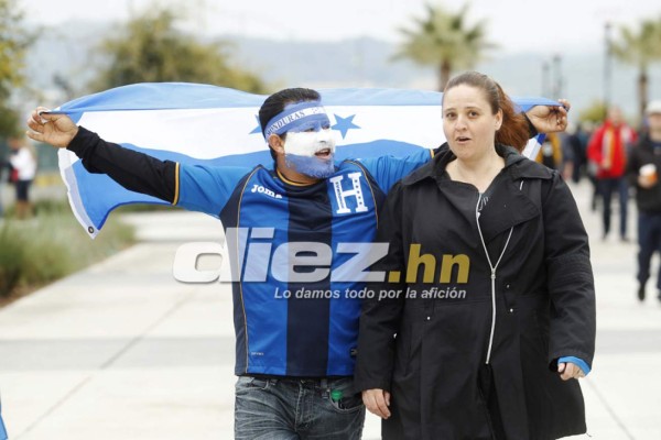Hondureños pintan de azul y blanco las afueras del estadio Avaya