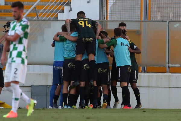 El festejo del Tondela tras salvar la categoría en Portugal: Jonathan Rubio hasta se quitó la mascarilla