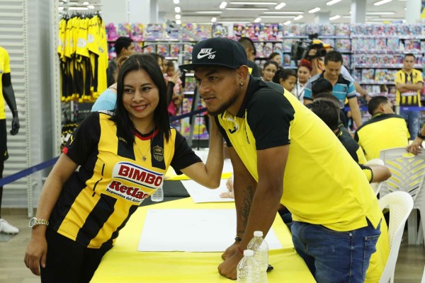 FOTOS: Real España comparte con sus aficionados en la tienda DIUNSA