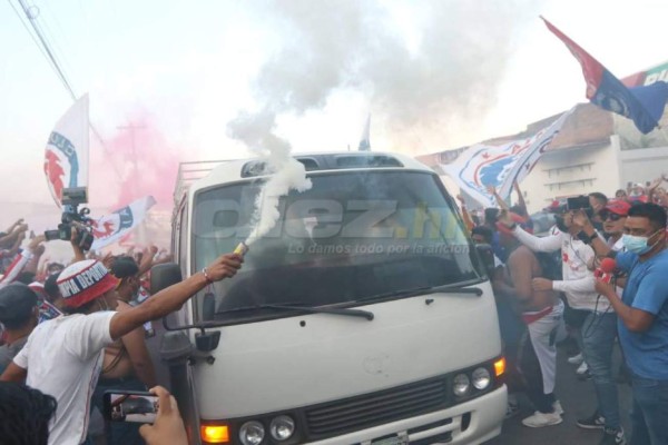 Hinchas merengues inundan los alrededores del Nacional con los colores del Olimpia previo al duelo ante Motagua