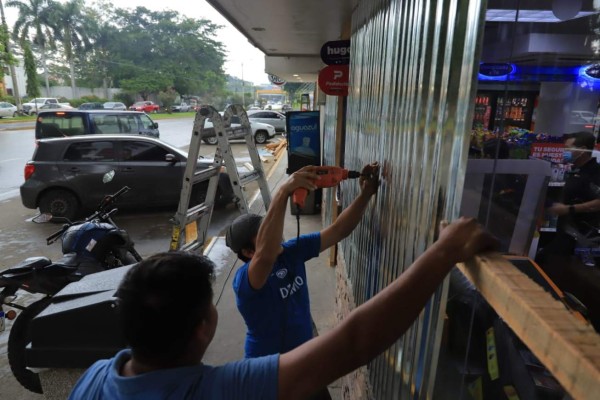 ¡Blindados! Negocios en Honduras se preparan y protegen ante una posible ola de saqueos tras las elecciones&nbsp;&nbsp;