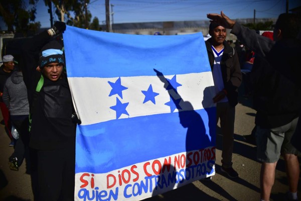 FOTOS: Migrantes de caravana rompen cerco policial e intentan cruzar frontera a Estados Unidos