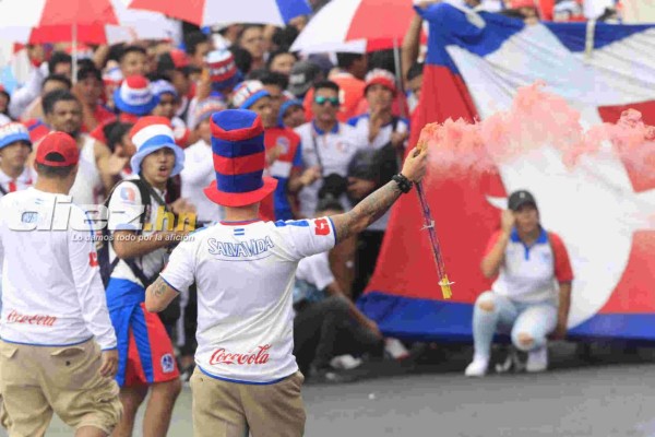 Afición del Olimpia se luce en juego de Pentagonal ante Marathón