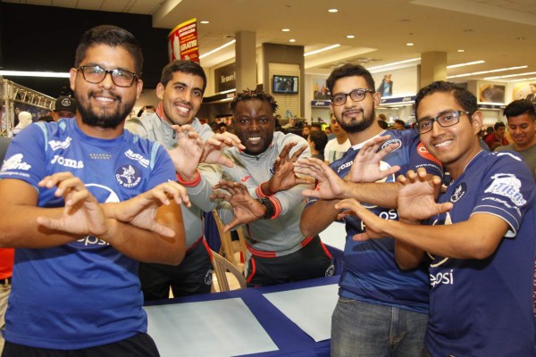 Aficionados abarrotaron llegada de Motagua a San Pedro Sula