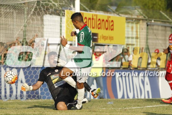 ¿Duda? Así fue el claro penal de Obed Enamorado contra Henry Romero