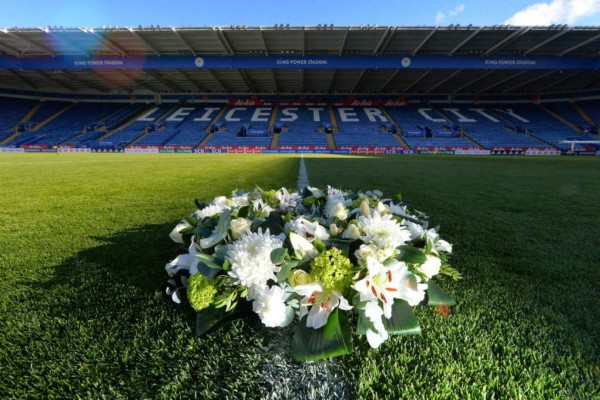 Jugadores del Leicester le rindieron tributo a su presidente en el King Power Stadium