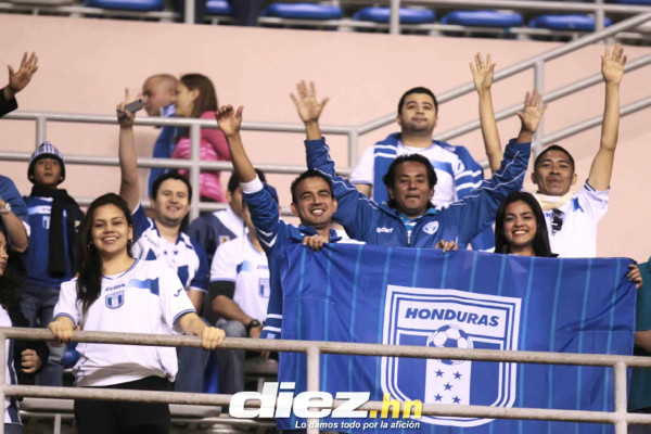 Selección catracha recibe el apoyo su afición en la UNCAF.