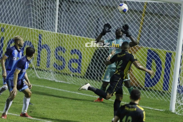 No se vio en TV: El lamento de Rony Martínez, reclamos de Buba López y la amarilla para Troglio