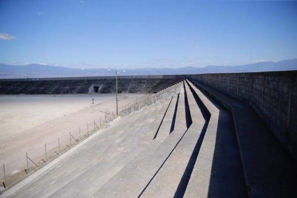 ¡Una belleza! De ser un potrero a tener cancha sintética; así han transformado el estadio de La Paz