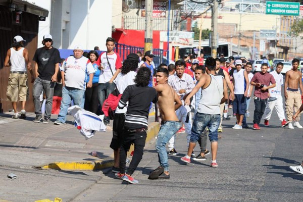 EN FOTOS: Policías blindan el estadio Nacional y aficionados se van a los golpes