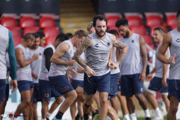 Durmiendo abajo del estadio y al borde del descenso: El calvario que vive el Veracruz de México
