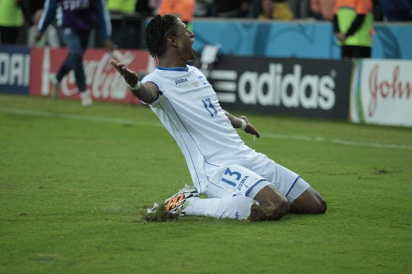 Las mejores fotos del delantero Carlo Costly y sus cambios de look