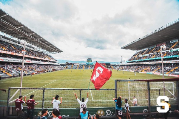 FOTOS: Así evacuaron los miles de aficionados del Saprissa tras la amenaza de bomba