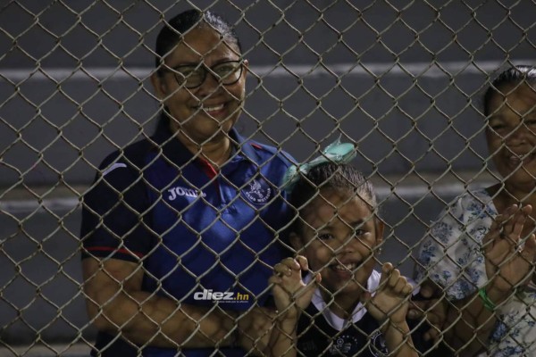 Las preciosas aficionadas del Vida y así fue captado Diego en la derrota del Motagua