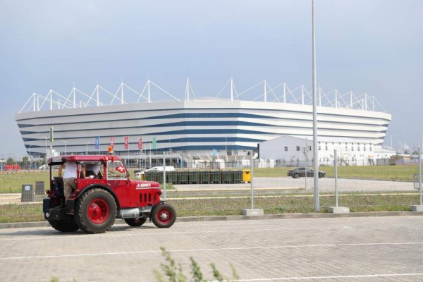 Un tractor y 1,200 millas: La curiosa historia de tres amigos para llegar a Rusia 2018